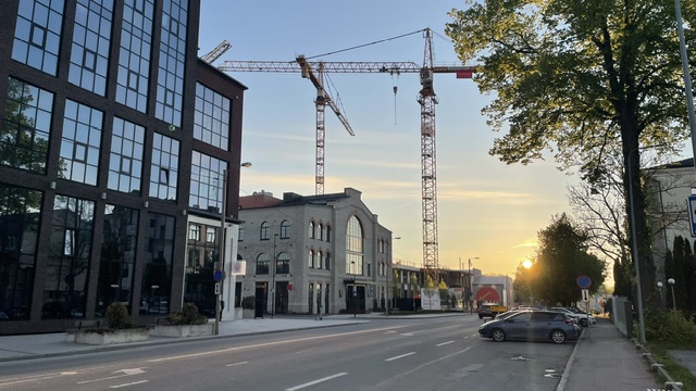 Tallinn, Mai 2026. Die Sonne ist noch unentschieden, ob sie gehen will.
